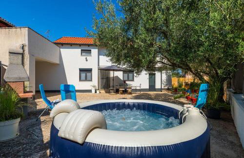 Romantisches Ferienhaus mit Jacuzzi, BBQ, WiFi - Foto 8