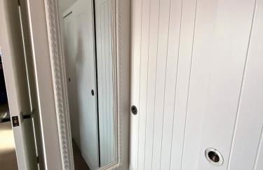 THE HIDEAWAY - LUXURY SELF CATERING COASTAL APARTMENT with PRIVATE ENTRANCE & KEY BOX ENTRY JUST A FEW MINUTES WALK TO THE BEACH, SOLENT WAY WALK, SHOPS and many EATERIES & BARS - FREE OFF ROAD PARKING,FULL KITCHEN, LOUNGE,BEDROOM , BATHROOM & WI-FI - Foto 23