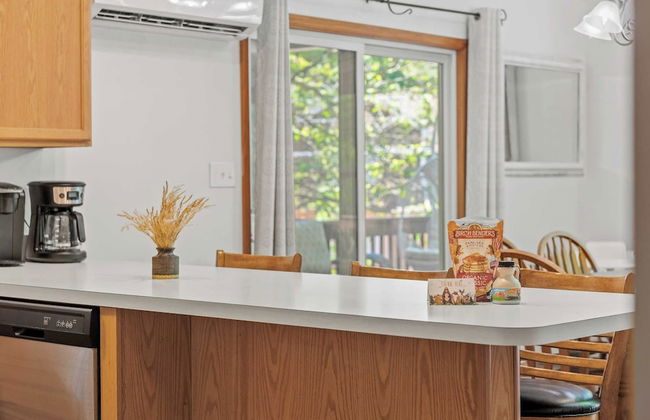 Lake + Pool Access, Game Room, Firepit, Deck Tawny and Peaceful by Avantstay - Foto 22