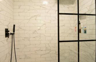 Luxe Modern Cabin with Pond, Fire Pit, Hiking, near Bethel Woods - Foto 25