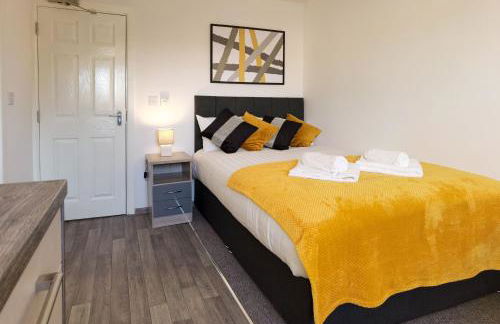 4 Bedroom 4 Bathroom Contractor House with Secure Locks on Each Bedroom Managed by Your Lettings Short Lets & Serviced Accommodation Peterborough including FREE Parking and WiFi - Foto 23