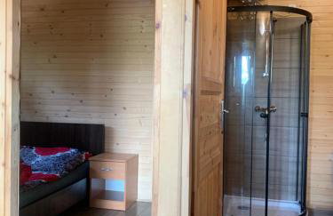 Domek nad jeziorem Wilczyńskim dla czterech osób, sypialnia z łożem małżeńskim oraz salon z rozkładanym narożnikiem - Photo 5