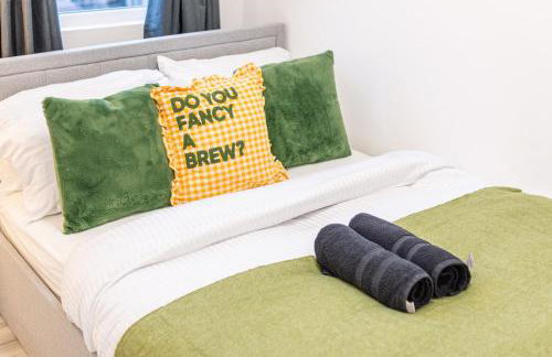 Amanah Properties - Elegant 4-Bedroom Home in Wembley with Parking, Perfect for Contractors - Foto 2