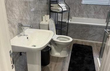 Cosy Luxury Home with Private Parking Sleeps 3 - Photo 5