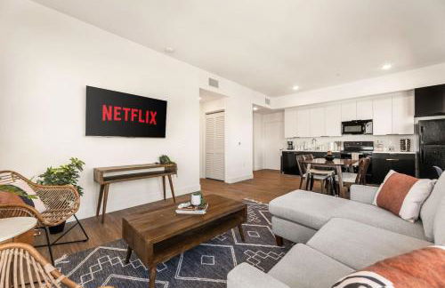 Stylish 2BD Haven with Scenic DTLA Views and Parking - Foto 43