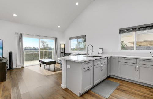 Bright Spacious Modern Getaway - Photo 1