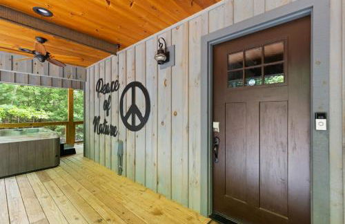 5-Star Cabin wHot Tub, Game Room, & Resort Perks! - Foto 30