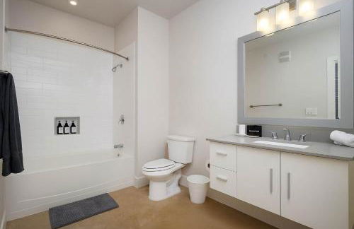 Downtown SA 2BR for 9 Pool Gym Free Parking Near River Walk - Photo 12