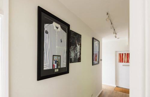 PenthouseStays Wimbledon - Chic 2 Bedroom King Bed Apartment with Balcony - 2 mins from Wimbledon Tennis Club and Museum - AELTC - Foto 7