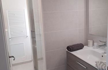 Le 7 - Appartement 2 pièces au calme en bord de rivière, wifi et parking privé gratuit - Foto 15