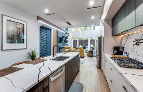 Luxurious Newly Built 5BR 5BA | Rooftop W/ Grill - Foto 14