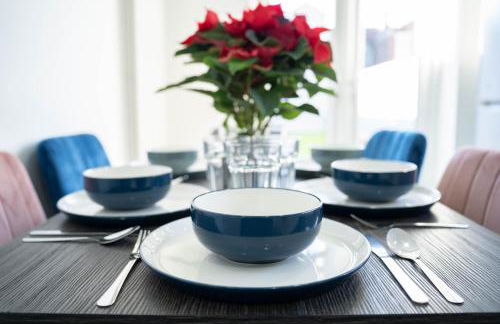 Open Mind Property - 6 Luxury Bedrooms with Free Parking - Photo 7