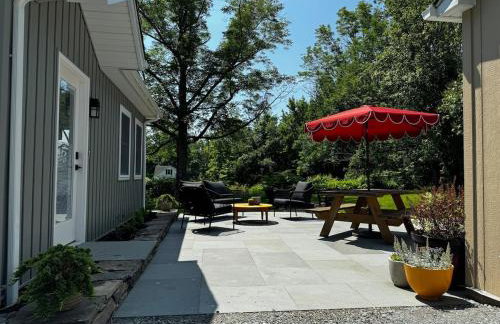 Hillcrest Cottage - Charming Cottage with hot tub and view! - Photo 4