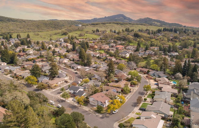 Black Oak by Avantstay Modern & Chic Santa Rosa Hideaway With Pool Table, & Fire Pit - Photo 4
