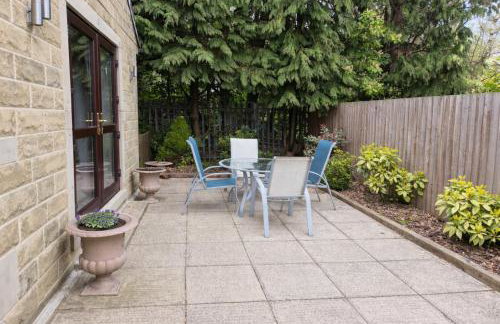 Large 2-Bedroom Bungalow near Airedale Hospital, Keighley, Convenient Location with Parking - Photo 6