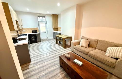 Spacious 4 Bed House, Modern, Free Parking - Foto 1