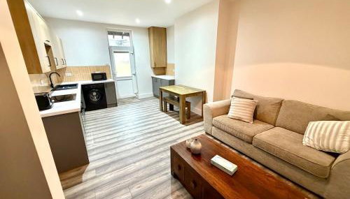 Spacious 4 Bed House, Modern, Free Parking - Foto 1