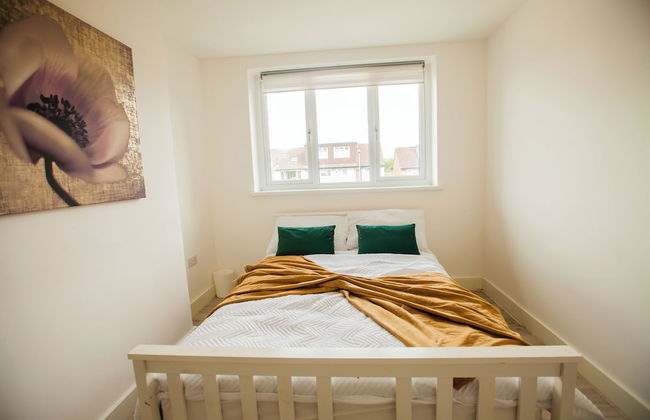 Coombe Hill 2 bedroom House & Parking - Photo 2