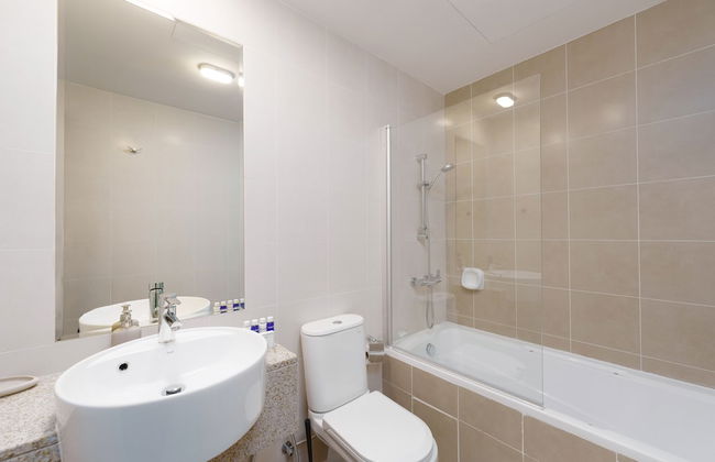 Maison Privee - Elegant and Panoramic Sea View Apt on Al Reem Island - Photo 11