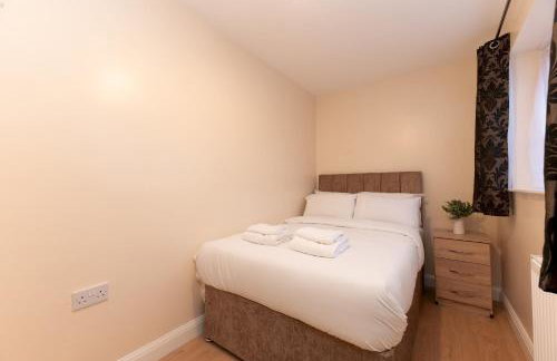 Spacious 4BR Home Walk to Station Parking - Pass the Keys - Foto 26