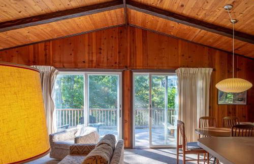 Retro Retreat Charming Home with Hot Tub & Fire Pit - Foto 3