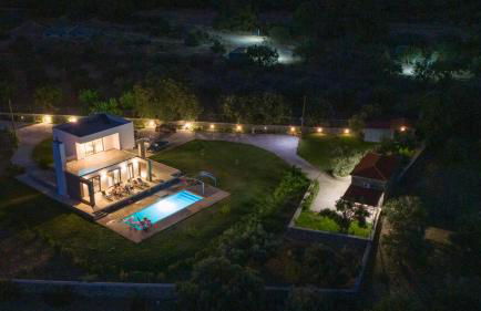 Villa & Stone House with Pool, 10 Mins to Skala Eressos Beach - Foto 12