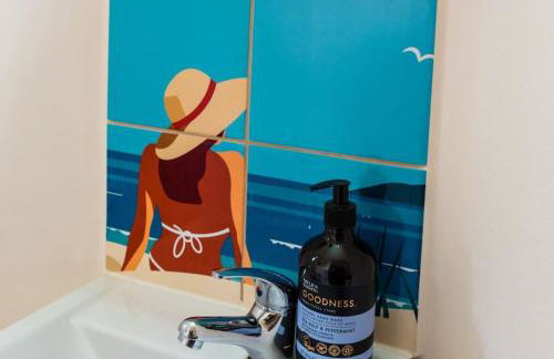 Beachside period family home. 5 BR spacious, comfortable. - Photo 45