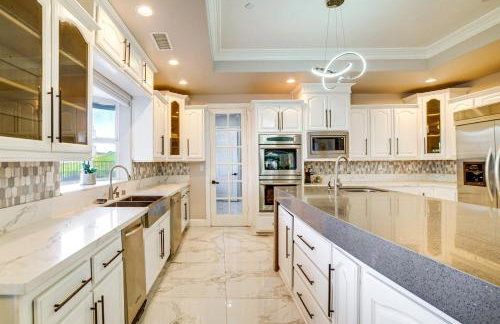 Expansive Riverside Mansion! Luxe, Family Friendly - Foto 8