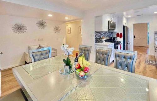 New Charming Spacious Disneyland Pool Home - Photo 12