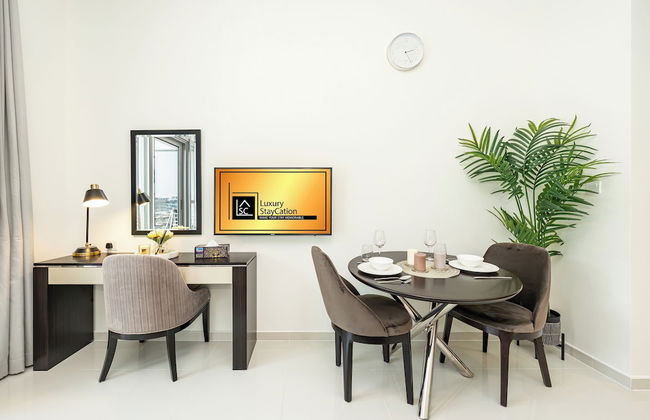 Luxury StayCation - Studio in Damac Hills with Balcony and Golf Views - Foto 15