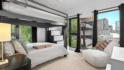 Skyline View, Pool, Gym, Balcony's, Walk to BWay! - Foto 5