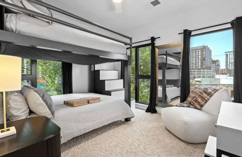 Skyline View, Pool, Gym, Balcony's, Walk to BWay! - Foto 5