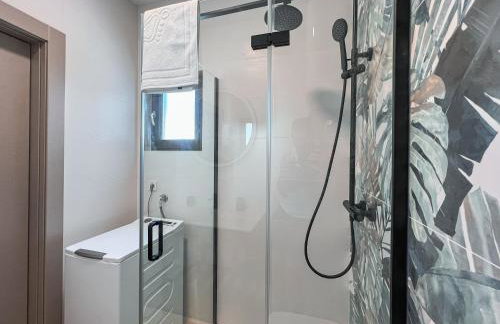 Mediterranean Oasis Seaside Villa with Pool - Foto 28