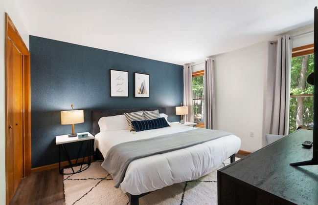 Charming Poconos Retreat With hot tub Fireplace - Foto 17