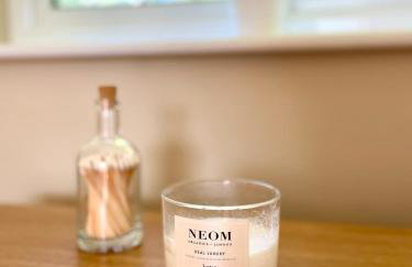 Private, Couples Forest Escape - Free Parking - Stunning & Stylish 1 Bedroom Coach house! - 5 Minute Walk to a great bistro pub! - Great Location - Fast WiFi - Smart TV - Newly Refurbished! Direct New Forest access Close to Burley - Photo 4