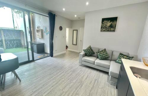 The Jungle Apartment - by Coastline Retreats - Jungle Themed Garden Apartment - Outdoor Bath - Next to Seafront - Childrens Toys - Superfast Wifi - Netflix - Disney - Foto 21