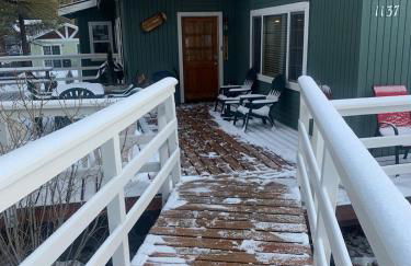 Spacious cozy chalet huge deck over seasonal creek - Foto 10