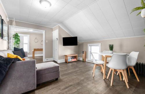 Roomy Central Hub, Games, Fire Pit & Downtown Fun - Foto 28