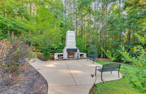 Hike and Explore! Luxe Retreat Near Lake Norman - Foto 1