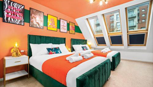 Stylish Manchester 4 Bed House with Garden - 4 Doubles Beds & 1 Single Bed - Sleeps 9 - Salford - FREE PARKING - SMART TVs in every bedroom - FREE NETFLIX - 6 min to City Centre, Close to Trafford Centre, Etihad Stadium, Manchester Arena, Clubs & more - Foto 2