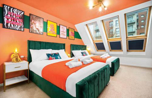 Stylish Manchester 4 Bed House with Garden - 4 Doubles Beds & 1 Single Bed - Sleeps 9 - Salford - FREE PARKING - SMART TVs in every bedroom - FREE NETFLIX - 6 min to City Centre, Close to Trafford Centre, Etihad Stadium, Manchester Arena, Clubs & more - Foto 2