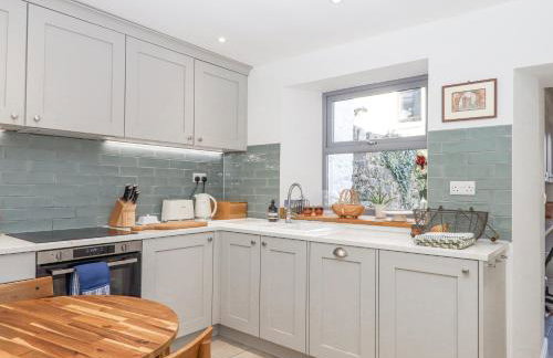 The Cottage on The Square - Photo 13