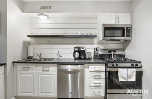 Spacious 2 Apt Combo Sleeps 12 Pool and Pets - Photo 33