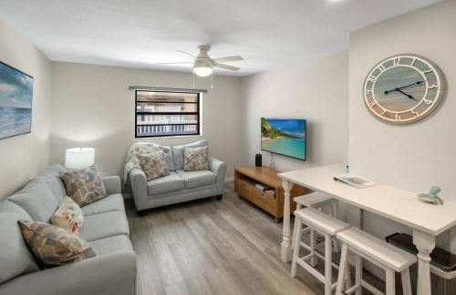 Beautiful Sunsets just Steps from Beach with King Bed and Queen Sleeper Sofa - Foto 11