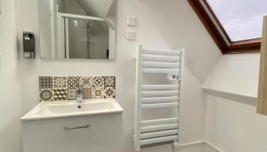 Jolie maison Margnotine avec cour & parking privés - Foto 4, Shower