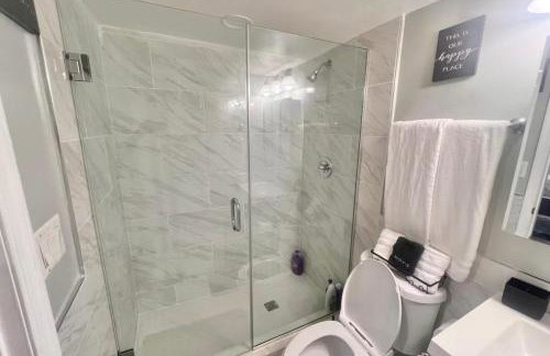 Modern 1BR Unit with Free Parking Walk to Metro - Foto 24