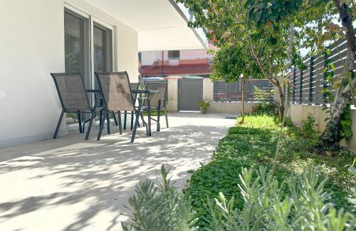 Minimalist Seaside Apartment with Private Patio and Parking - Blue Zone Homes - Foto 11