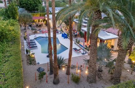 Design-forward Palm Springs home w saltwater pool lush yard multiple outdoor dining areas Casa Papagayo by AvantStay - Foto 56