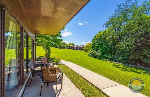 Modern Lake Geneva Condo with Year-Round Views - Foto 2