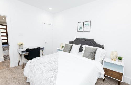 Beautifully Decorated, Modern Downtown Houston Home - Photo 26